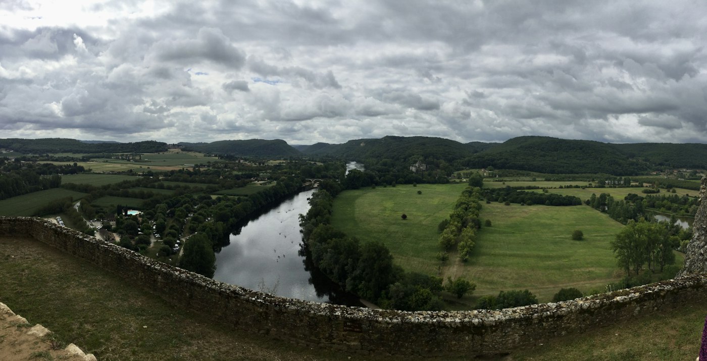 Château fort de la vallée de la Dordogne au-dessus de la rivière